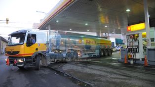 Llegó el primer camión con combustible a la ciudad