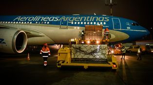 Este jueves saldrá el vuelo que traerá a Argentina otras 300 mil dosis de la vacuna rusa