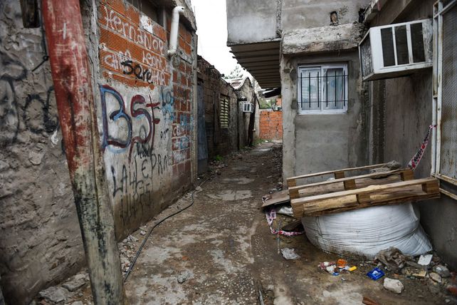 Temor y silencio en el barrio donde una mujer fue asesinada a balazos luego de bajar de un remis