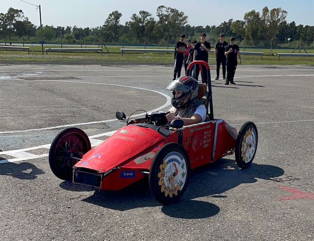 Escuela rosarina pone primera en la carrera de autos eléctricos de YPF