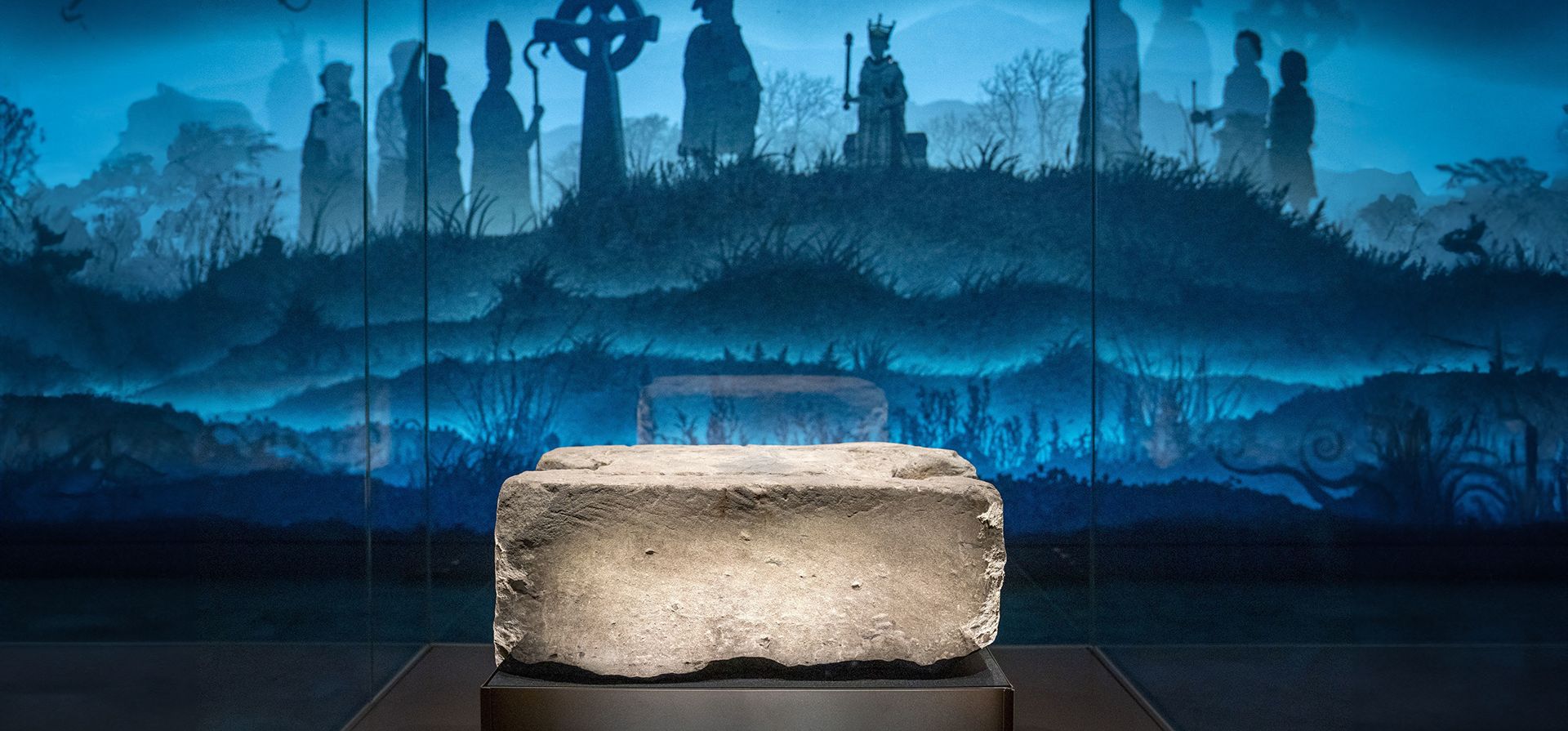 La Piedra del Destino en exhibición en el nuevo Museo de Perth, antes de su apertura al público el 30 de marzo, en Perth, Escocia, el miércoles. 27 de marzo de 2024. El nuevo museo está ubicado en el antiguo edificio del Ayuntamiento y contará la historia del lugar de Perth en la Escocia antigua y moderna como la primera capital de la nación. (Jane Barlow/PA vía AP) La Piedra del Destino en exhibición en el nuevo Museo de Perth, antes de su apertura al público el 30 de marzo, en Perth, Escocia, el miércoles. 27 de marzo de 2024. El nuevo museo está ubicado en el antiguo edificio del Ayuntamiento y contará la historia del lugar de Perth en la Escocia antigua y moderna como la primera capital de la nación. (Jane Barlow/PA vía AP)