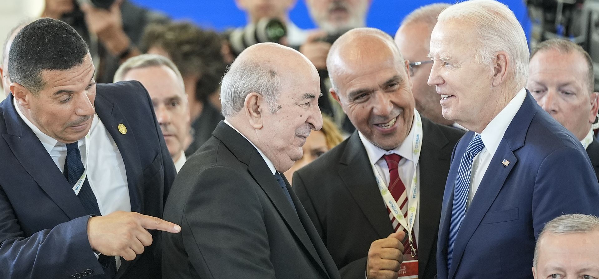 El presidente estadounidense Joe Biden (derecha) saluda al presidente argelino Abdelmadjid Tebboune durante una sesión de trabajo sobre IA, energía, África y Medio Oriente en el G7, el viernes 14 de junio de 2024, en Borgo Egnazia, cerca de Bari, en el sur de Italia. (Foto AP/Alex Brandon) El presidente estadounidense Joe Biden (derecha) saluda al presidente argelino Abdelmadjid Tebboune durante una sesión de trabajo sobre IA, energía, África y Medio Oriente en el G7, el viernes 14 de junio de 2024, en Borgo Egnazia, cerca de Bari, en el sur de Italia. (Foto AP/Alex Brandon)