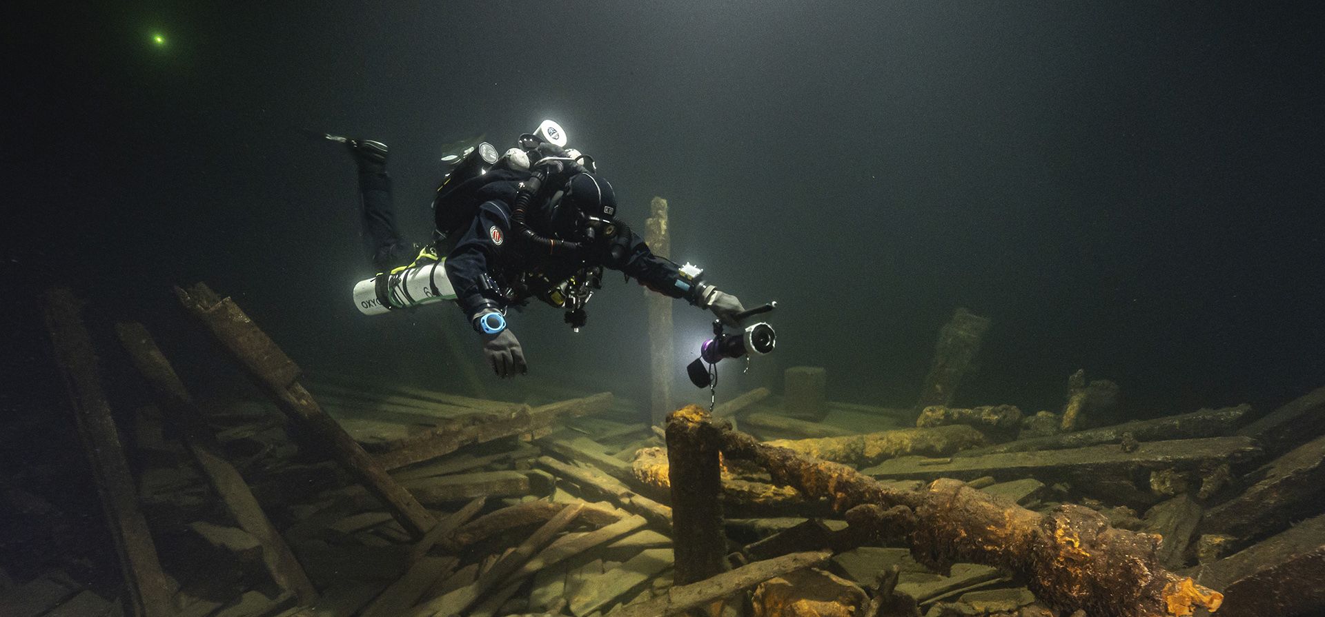 Un buzo del equipo polaco Baltictech inspecciona los restos de un velero del siglo XIX que el equipo descubrió el 11 de julio de 2024 en el lecho marino del Báltico, a unos 37 kilómetros (20 millas náuticas) al sur de la isla sueca de Öland. (Marek Cacaj/Baltictech vía AP) Un buzo del equipo polaco Baltictech inspecciona los restos de un velero del siglo XIX que el equipo descubrió el 11 de julio de 2024 en el lecho marino del Báltico, a unos 37 kilómetros (20 millas náuticas) al sur de la isla sueca de Öland. (Marek Cacaj/Baltictech vía AP)