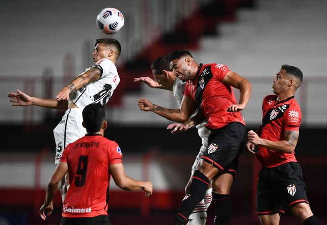 Ganar y algo más: qué combinaciones deben darse para que Newells siga en la Sudamericana