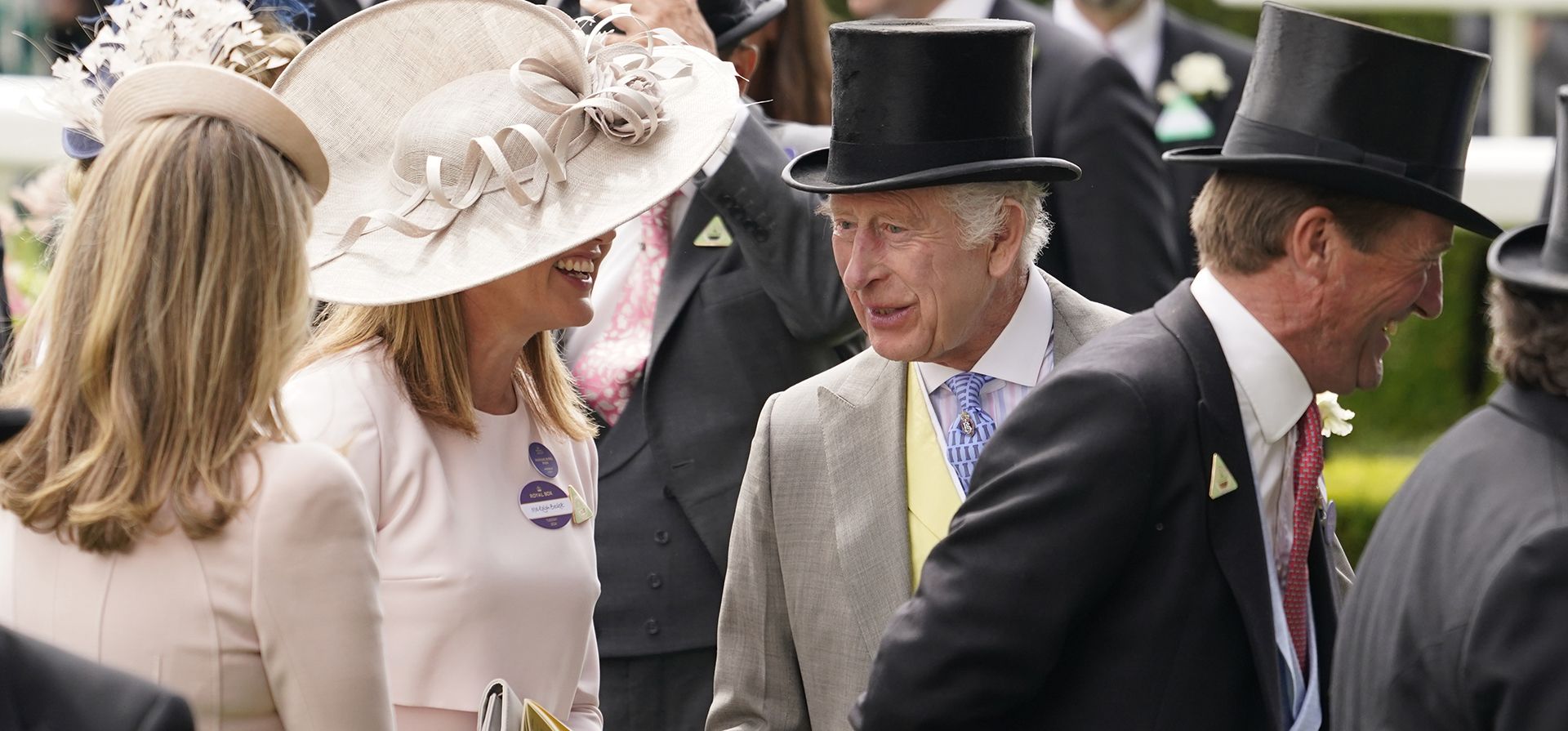 El rey Carlos III de Gran Bretaña sonríe mientras habla con los propietarios y entrenadores en el ring del desfile antes de la primera carrera The Queen Anne Stakes en el primer día de la carrera de caballos Royal Ascot en Ascot, Inglaterra, el martes 18 de junio de 2024. (AP Foto/Alberto Pezzali) El rey Carlos III de Gran Bretaña sonríe mientras habla con los propietarios y entrenadores en el ring del desfile antes de la primera carrera The Queen Anne Stakes en el primer día de la carrera de caballos Royal Ascot en Ascot, Inglaterra, el martes 18 de junio de 2024. (AP Foto/Alberto Pezzali)