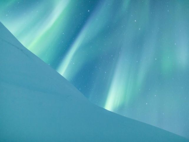Auroras GANADOR CATEGORIA: AURORAS Jamen Percy (Australia) ha conseguido el primer puesto en la categoría de Auroras gracias a la fotografía bautizada como “Cielos de seda”