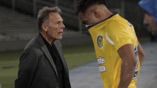 Lo piensa. Russo, en la noche de Córdoba por Copa Argentina, junto a Ismael Cortez. ¿Jugará o aparecerá Ciccioli?