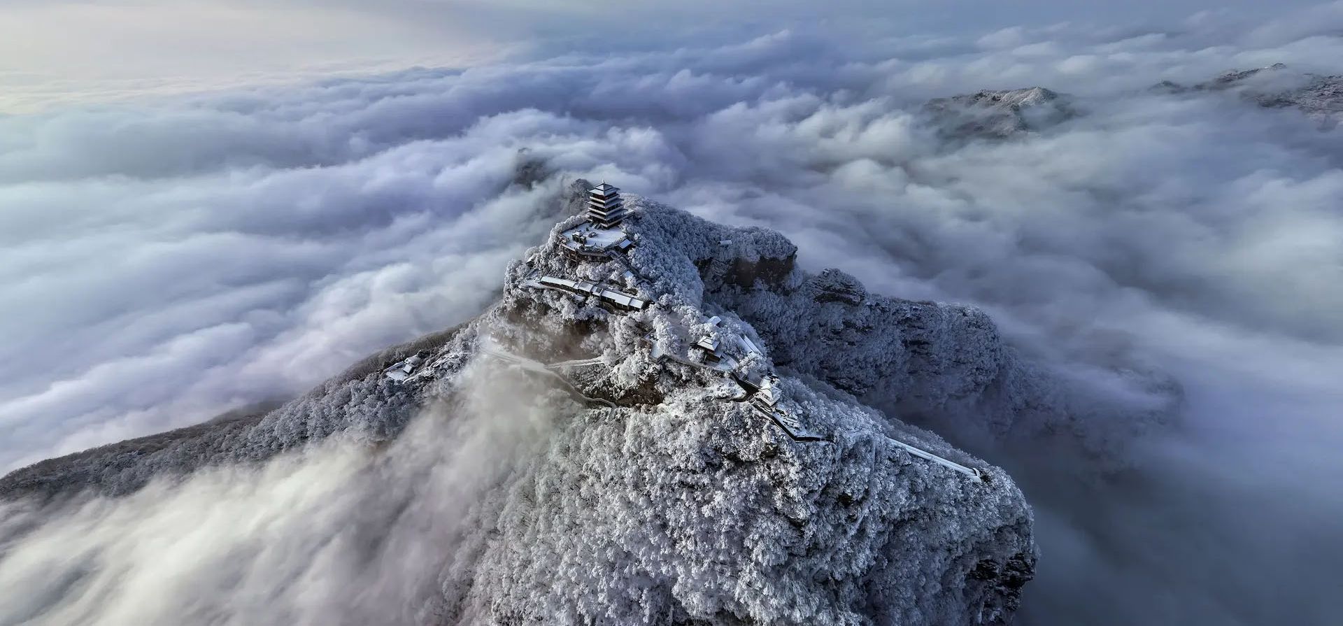 Geoparque nacional de la montaña Wangwu envuelto en niebla, Jiyuan, China. Fotografía: VCG/Getty Images