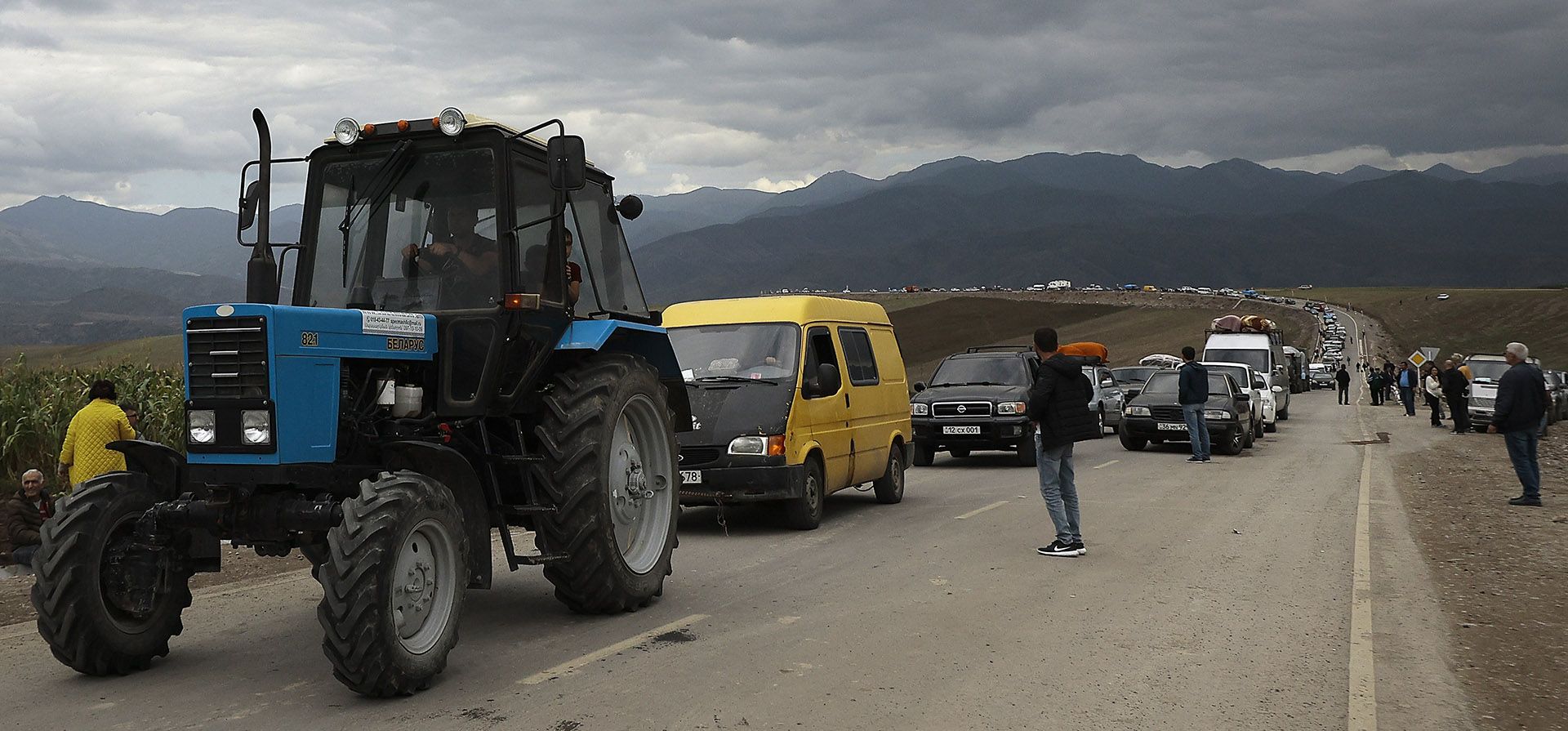 Un convoy de automóviles de personas de etnia armenia de Nagorno-Karabaj se traslada a Kornidzor en la región de Syunik, Armenia, el martes 26 de septiembre de 2023. Miles de armenios han abandonado Nagorno-Karabaj después de que el ejército azerbaiyano recuperara el control total de la región separatista. (Foto AP/Vasily Krestyaninov) Un convoy de automóviles de personas de etnia armenia de Nagorno-Karabaj se traslada a Kornidzor en la región de Syunik, Armenia, el martes 26 de septiembre de 2023. Miles de armenios han abandonado Nagorno-Karabaj después de que el ejército azerbaiyano recuperara el control total de la región separatista. (Foto AP/Vasily Krestyaninov)