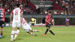 Con clase. Valentino Acuña anotó el primero de Newells ante Huracán.