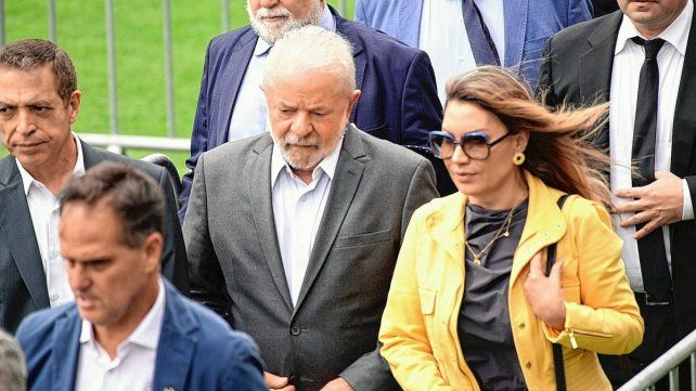 El presidente Lula Da Silva despide los restos de Pelé en la cancha de Santos