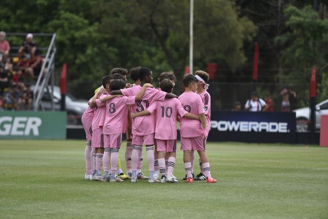 Los niños y niñas que practican deportes deben ser evaluados por especialistas antes de iniciar la actividad física&nbsp;