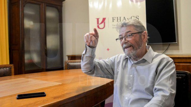El historiador Daniel Santilli disertó en Paraná sobre desigualdad. Señaló que las crisis las superan los modelos distribucionistas y definió a Javier Milei.