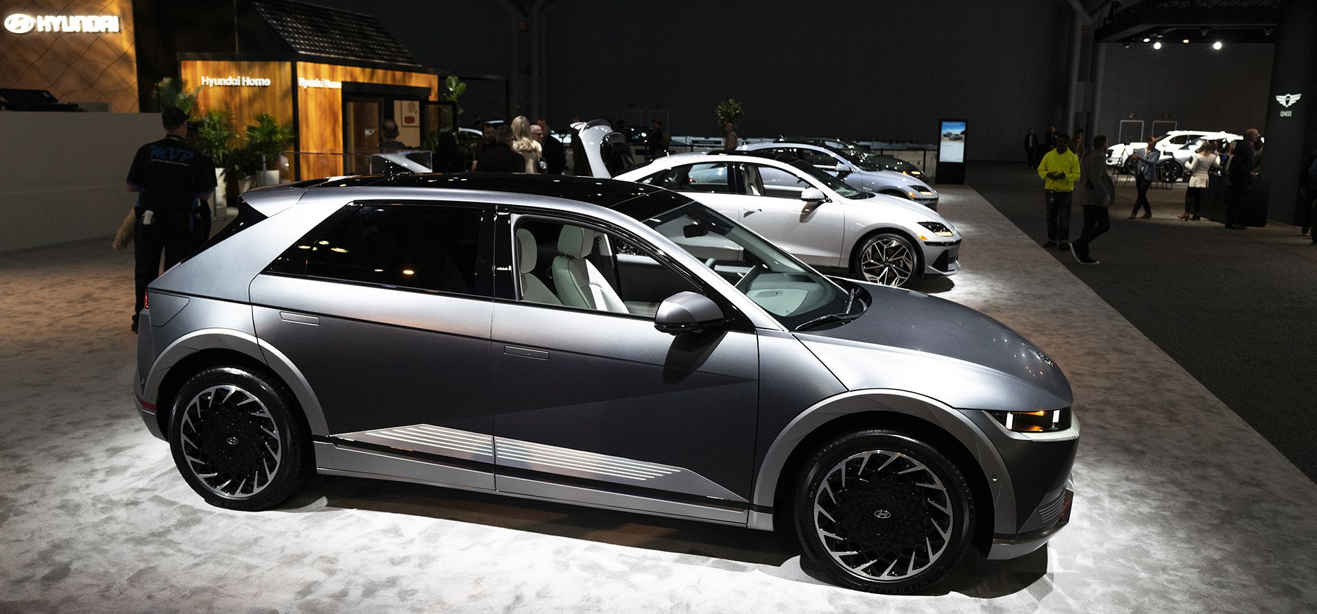 El Hyundai IONIC 5 se exhibe en el Salón Internacional del Automóvil de Nueva York en Nueva York, el miércoles 5 de abril de 2023. (Foto AP/Craig Ruttle)