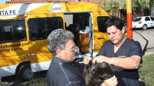 La campaña de vacunación antirrábica continúa en distintos puntos de la ciudad