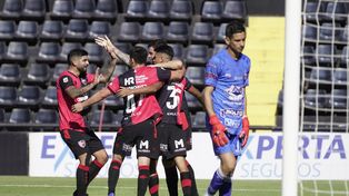 Esteban Fernández festeja uno de sus goles ante Midland con Panchito González, Banega y el Colo Ramírez.&nbsp;