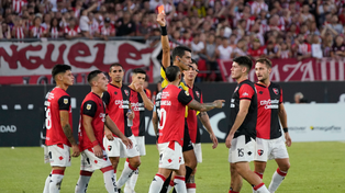 Leandro Rey Hilfer le sacó la tarjeta roja a Banega, a los 24’, en la Copa de la Liga anterior. Newells perdió ese día por 2 a 0.