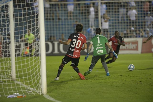 El increíble gol que Albertengo erró solo debajo del arco