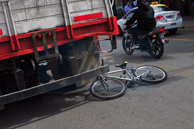 Un ciclista quedó aprisionado entre un camión en doble fila y una camioneta policial