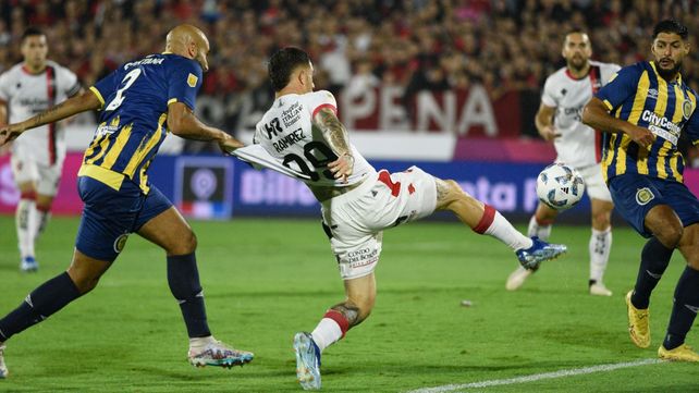 Carlos Quintana y el Colo Ramírez en el clásico disputado en el Coloso Marcelo Bielsa.