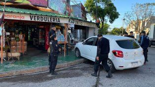 El automóvil que terminó dentro de la verdulería en la esquina de Salvador del Carril y Güemes, en barrio Sargento Cabral