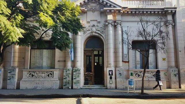 Golpeó y pintó con aerosol a su profesora de química porque le puso un ocho en un examen