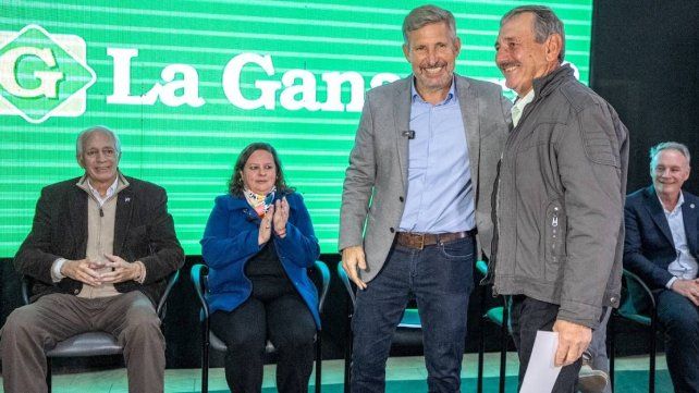 El gobernador Rogelio Frigerio entregó los certificados de los créditos a ganaderos.