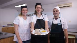 Estudiantes de Nutrición enseñan a preparar pan integral y mayonesa de zanahoria