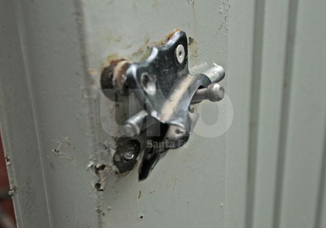 Los ladrones forzaron puertas y ventanas y robaron anoche en la vecinal.