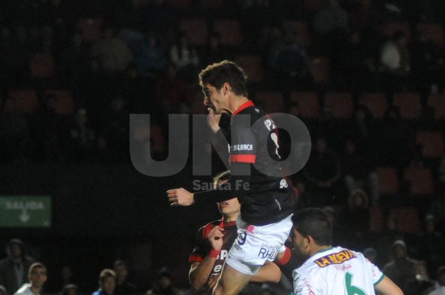 Implacable. Alario fue letal ante Nueva Chicago.