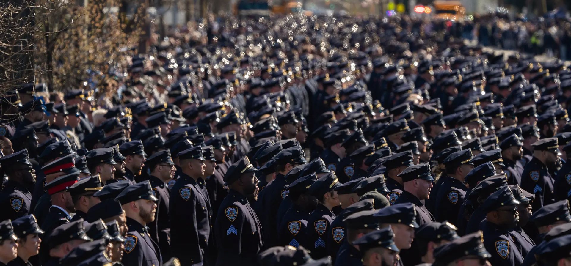 Agentes de policía se reúnen afuera de una iglesia en Massapequa Park en un servicio fúnebre para Jonathan Diller. Diller, de 31 años, quien fue asesinado a tiros durante una parada de tráfico, fue el primer oficial de policía de la ciudad de Nueva York en morir en el cumplimiento del deber en dos años, Long Island, Estados Unidos. Fotografía: Jeenah Moon/AP Agentes de policía se reúnen afuera de una iglesia en Massapequa Park en un servicio fúnebre para Jonathan Diller. Diller, de 31 años, quien fue asesinado a tiros durante una parada de tráfico, fue el primer oficial de policía de la ciudad de Nueva York en morir en el cumplimiento del deber en dos años, Long Island, Estados Unidos. Fotografía: Jeenah Moon/AP