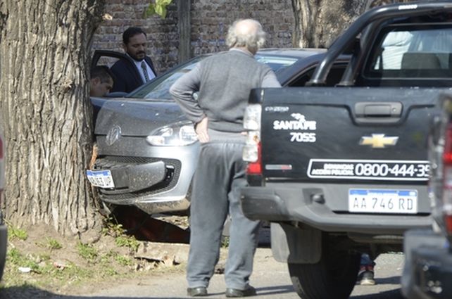 en el lugar. El fiscal Adrián Spelta detrás del auto en el que asesinaron a Emanuel Medina y David Campos.