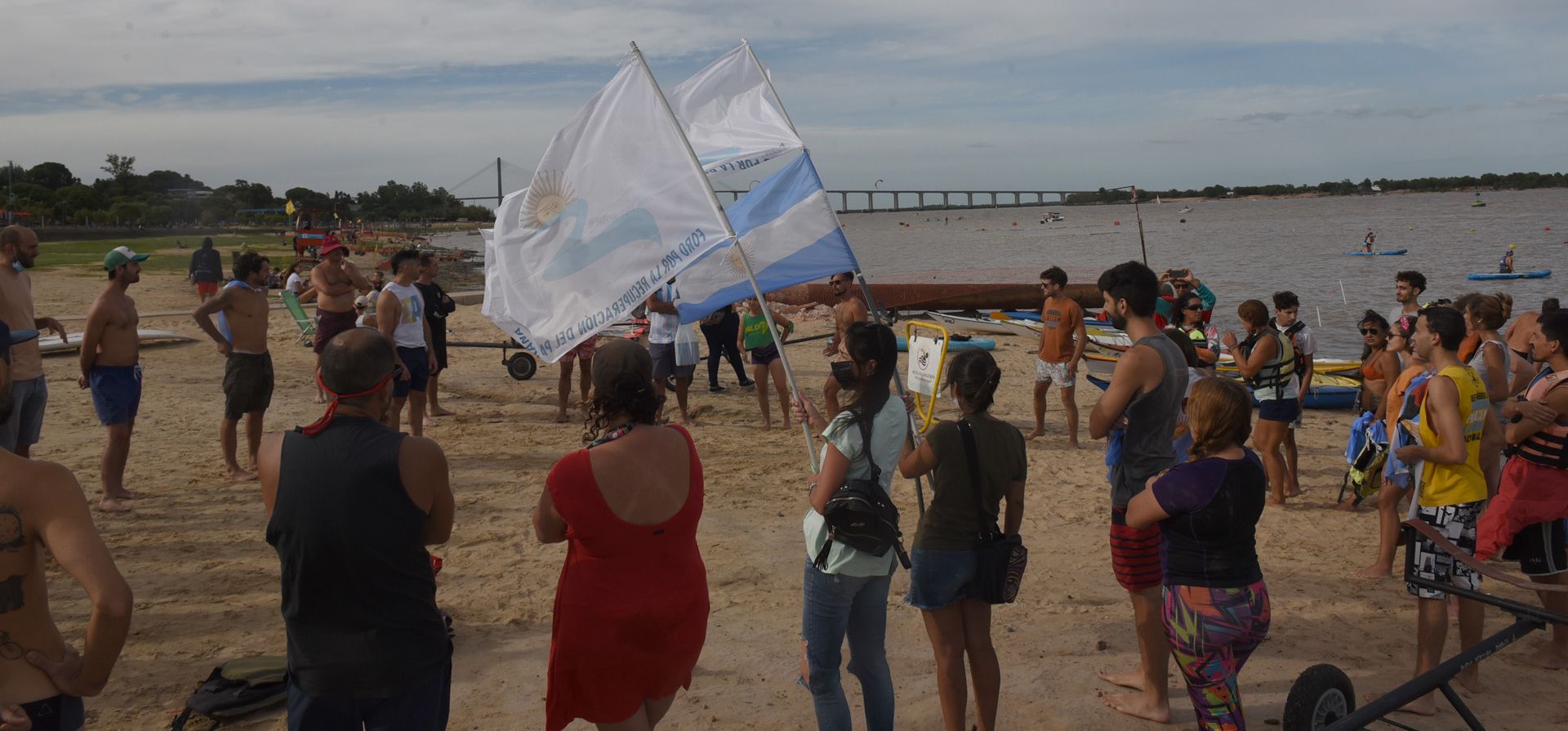 Remaron para concientizar sobre la grave situación del Paraná. Organizados por el Foro por la Recuperación del Paraná, cerca de 50 remeros se dieron cita ayer en la Rambla Catalunya y navegaron hasta el puente Rosario Victoria. Marcelo Bustamante/La Capital