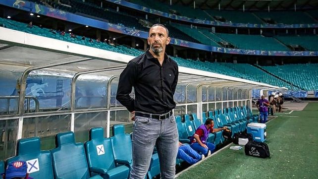 El DT de Unión Juan Manuel Azconzábal está muy preocupado por los contagios de covid que sufrió el plantel.