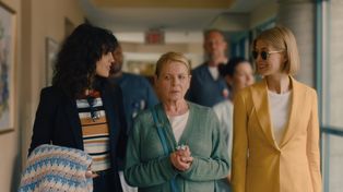 Dianne Wiest (centro) junto a Eiza González y Rosamund Pike: la presa y sus predadoras.