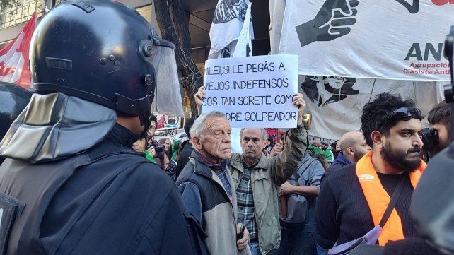 Jubilados hicieron una nueva protesta contra el veto del presidente Javier Milei con corte de tránsito e incidentes frente al Congreso&nbsp;