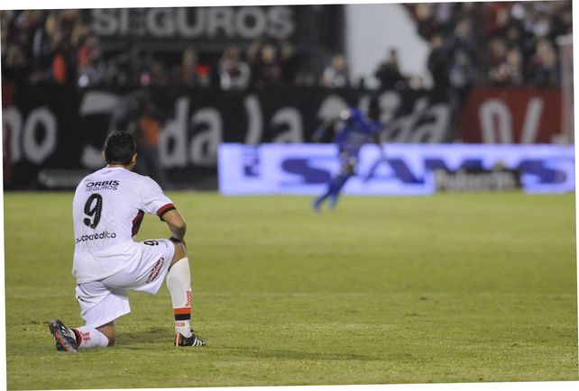Levántate y entra. Ezequiel Ponce estará desde el inicio cuando mañana la Lepra enfrente a San Lorenzo. El entrenador volverá a cambiar el esquema.