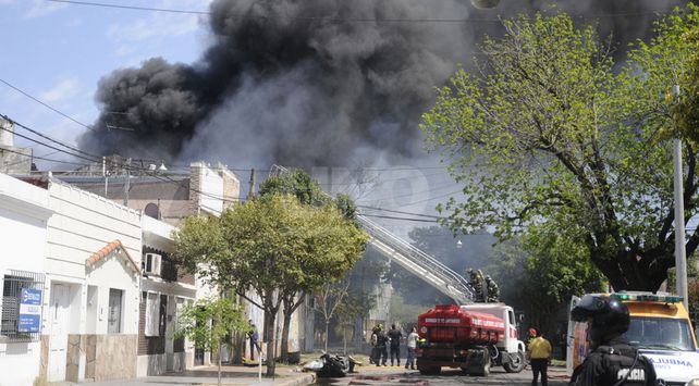 Tres horas de tensión por un gran incendio en barrio Fomento 9 de Julio
