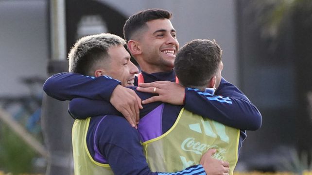 Distendidos. Licha y el Cuti se divierten con De Paul. ¿Los zagueros, entre los once?