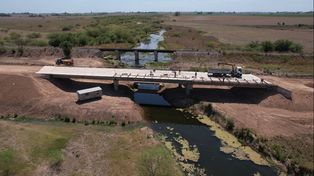 Mejorando caminos. El gobierno santafesino está realizando obras en 31 puentes de todo el territorio.