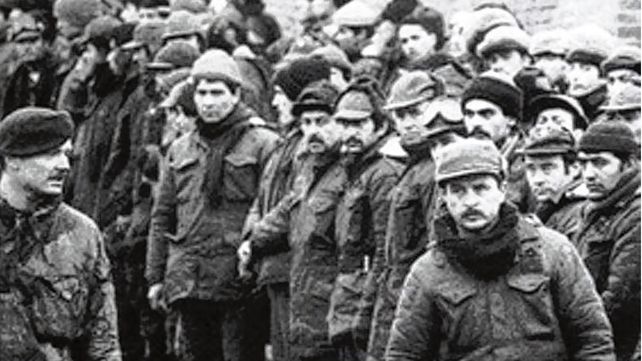Malvinas. Maiorano camina delante de su tropa ante la mirada de un inglés.