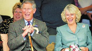 Joan Collins le recomienda a Camilla Parker Bowles vestirse m&aacute;s juvenil