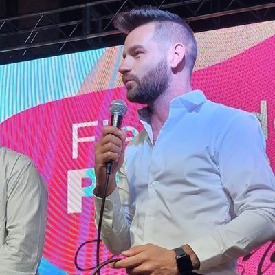 El senador Dolzani se grabó mientras manejaba y tomaba mate y usaba el celular