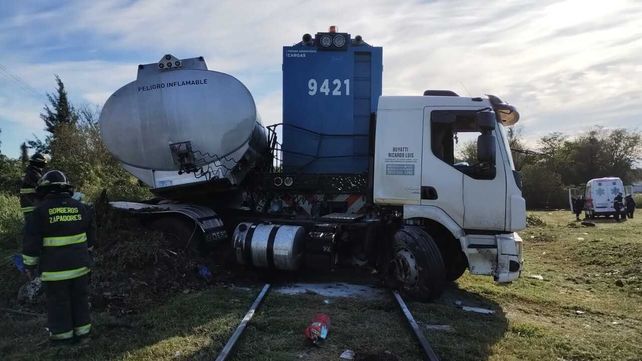 Así quedó el camión tras el impacto de la locomotora en el paso a nivel de bulevar Mitre.