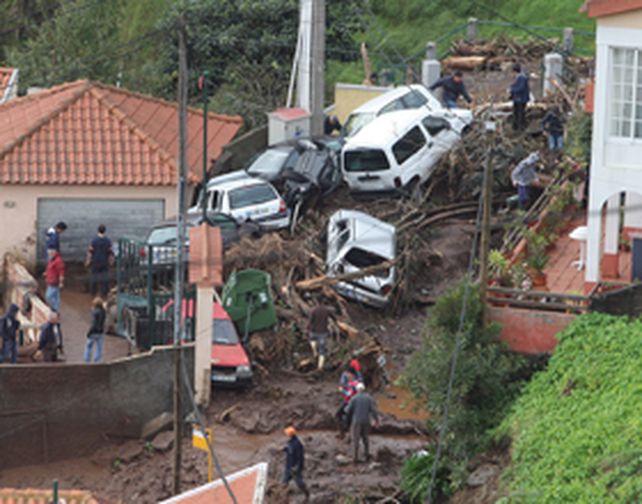Siguen buscando a cuatro desaparecidos por inundaciones en Portugal