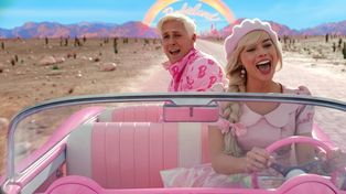 Margot Robbie (Barbie) y Ryan Gosling (Ken) son los protagonistas de esta comedia donde la muñeca y su novio escapan de Barbie Land y llegan al mundo real.&nbsp; 
