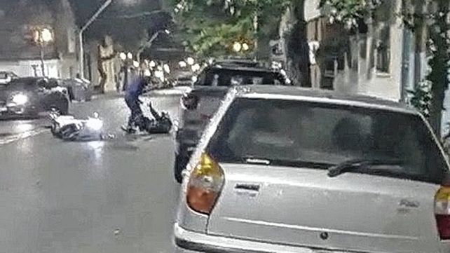 Violento conductor empujó y golpeó a un motociclista