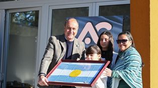 El Día de la Bandera en Alvear no solo fue una jornada de homenaje y memoria, sino también una celebración comunitaria, donde la cultura, las familias, los jóvenes y las instituciones volvieron a encontrarse bajo los colores celeste y blanco.&nbsp;