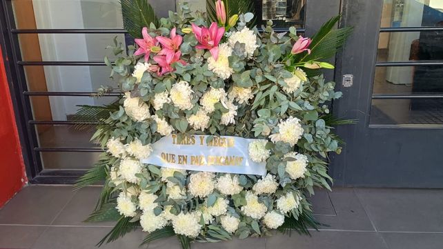 La corona mortuoria fue colocada en la puerta de la sede Rosario de Amsafé.