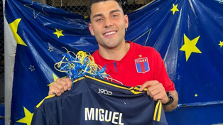 Nacho Russo con la camiseta conmemorativa en honor a su padre encontrada recientemente